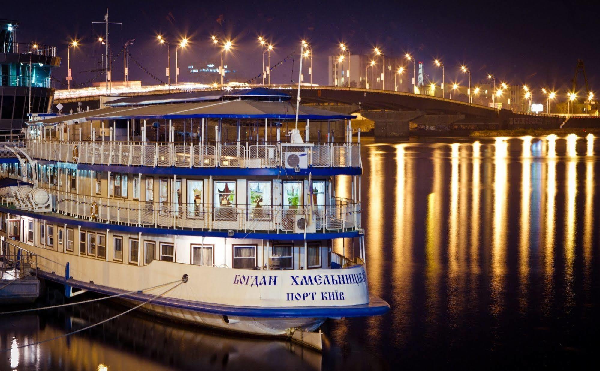 Bogdan Khmelnytskyi Hotell Kiev Eksteriør bilde